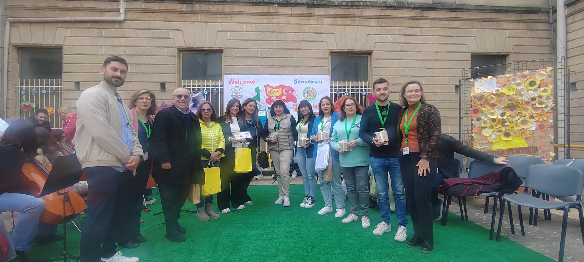 Gran recibimiento del Istituto Comprensivo Italiano "Francesco Dimo" en Taviano (Italia) RecepcionIstitutoFrancescoDimo Profesores